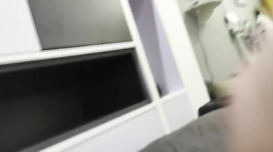 かわいい学生の女の子が先輩に家に連れて行かれてセックスした