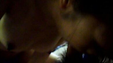 台湾の少女が頭を押さえられ、フェラチオをされる