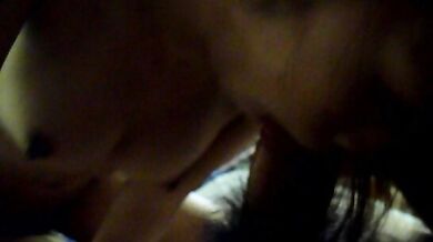 台湾の少女が頭を押さえられ、フェラチオをされる