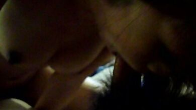 台湾の少女が頭を押さえられ、フェラチオをされる