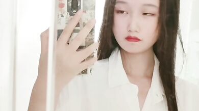 反差高中美女牙刷自慰1