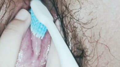 反差高中美女牙刷自慰2