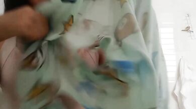 下着姿のまま鏡の前で胸を掴む姉