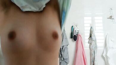 下着姿のまま鏡の前で胸を掴む姉