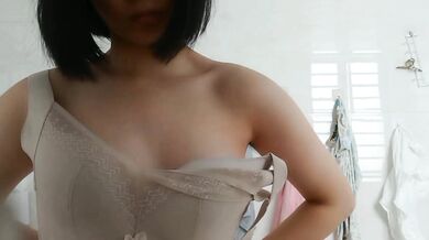 下着姿のまま鏡の前で胸を掴む姉