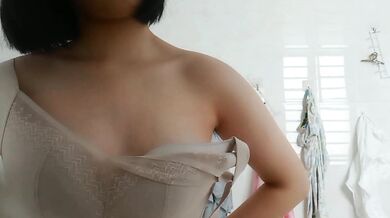 下着姿のまま鏡の前で胸を掴む姉