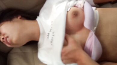 ピンクの下着を着た女の子が車の中でセックスをして、気持ちよくうめき声を上げています2