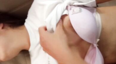 ピンクの下着を着た女の子が車の中でセックスをして、気持ちよくうめき声を上げています2