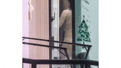 暑すぎるよ！太った隣人たちは服を着ないほうが快適だろう！