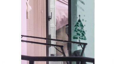 暑すぎるよ！太った隣人たちは服を着ないほうが快適だろう！