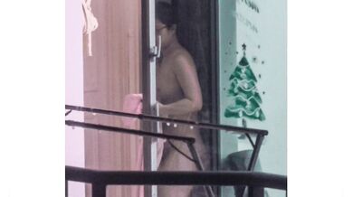 暑すぎるよ！太った隣人たちは服を着ないほうが快適だろう！