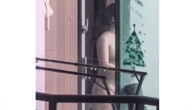 暑すぎるよ！太った隣人たちは服を着ないほうが快適だろう！