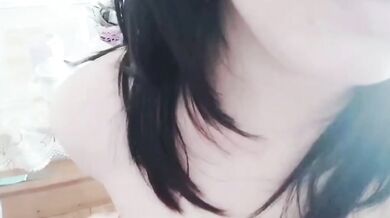 巨乳の雌犬が胸を掴み、マンコを掘ってジュースを引き出す