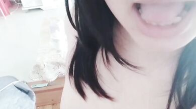 巨乳の雌犬が胸を掴み、マンコを掘ってジュースを引き出す