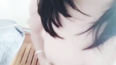 巨乳の雌犬が胸を掴み、マンコを掘ってジュースを引き出す