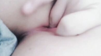 巨乳の雌犬が胸を掴み、マンコを掘ってジュースを引き出す