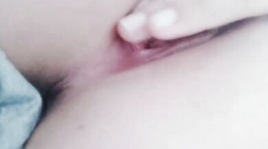 巨乳の雌犬が胸を掴み、マンコを掘ってジュースを引き出す