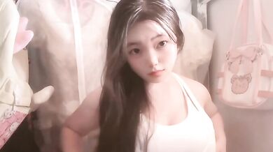 対照的な巨乳の2年生ビッチ