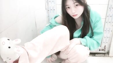 対照的な巨乳の2年生ビッチ