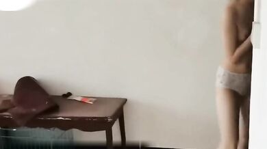 下着を着けていない少女がテイクアウトの食べ物を受け取り、配達員に触らせている