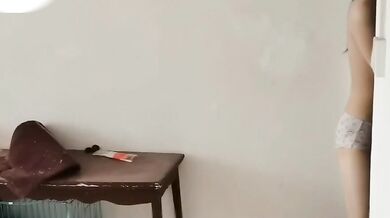 下着を着けていない少女がテイクアウトの食べ物を受け取り、配達員に触らせている