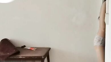 下着を着けていない少女がテイクアウトの食べ物を受け取り、配達員に触らせている