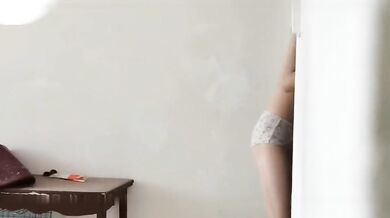 下着を着けていない少女がテイクアウトの食べ物を受け取り、配達員に触らせている