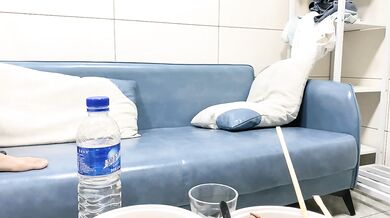 痩せた猿さんは美しい女性を訪ね、善良な若い女性と愛し合う