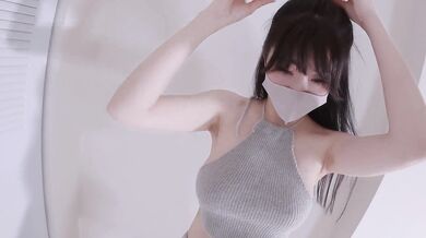 黒いシルクの彼女は顔を見せるのが恥ずかしい