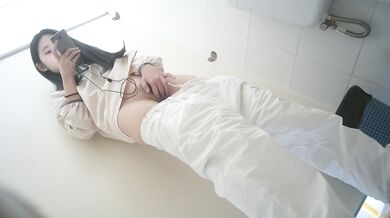 caught chinese beauty masturbating in the toilet
