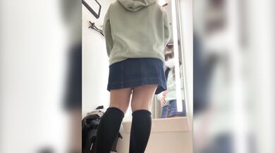 日本の試着室で妹が服を試着しているところを盗撮