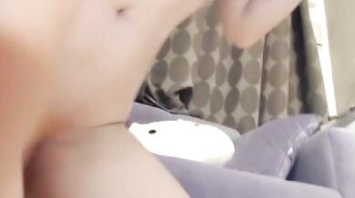 可愛い日本の巨乳の女の子がオンラインでオナニーする