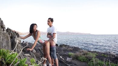 ビーチで自撮りをする外国人カップル