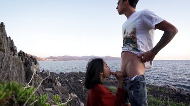 ビーチで自撮りをする外国人カップル