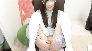 とっても可愛い日本の平たい頭の女の子がオンラインでオナニーする