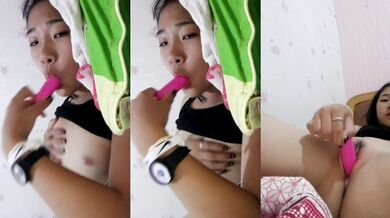 Nhỏ ngực đĩ thủ dâm với máy rung và ngốn cum