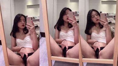 雌犬が主人のために自慰をする