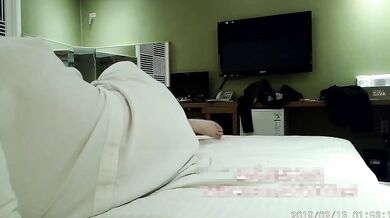 韓国の金持ち男性が銀行員の女性と関係を持つ