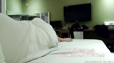 韓国の金持ち男性が銀行員の女性と関係を持つ