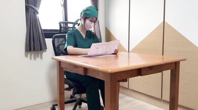 美しい医師が精子の採取を手伝う