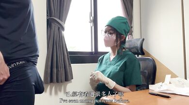 美しい医師が精子の採取を手伝う