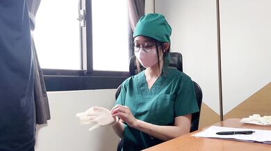 美しい医師が精子の採取を手伝う