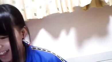 東京の少女がオンラインで巨乳を披露