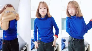 Em gái 18 tuổi cởi đồ khoe dáng