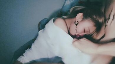 Em gái Singapore xăm mình giúp bạn trai lấy tinh trùng