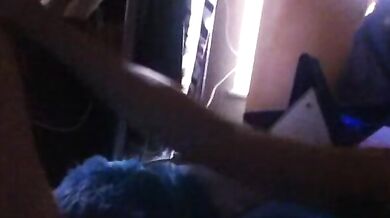 シンガポールの姉妹が素手で精子を受け取る