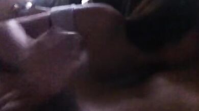 シンガポールの姉妹が素手で精子を受け取る