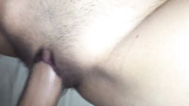 シンガポール人女性が彼氏に中出しされる