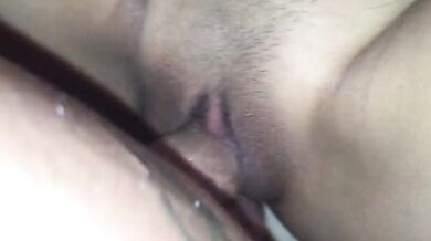 シンガポール人女性が彼氏に中出しされる