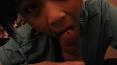 新加坡妹妹小巧的小嘴口爆取精